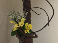 4. Oriele Escudero, Elisabeth Zehnder. Escuela Ohara. Contrapunto, corteza de arbol, hojas de boina vasca, flores calas, aster, guia de enredadera seca